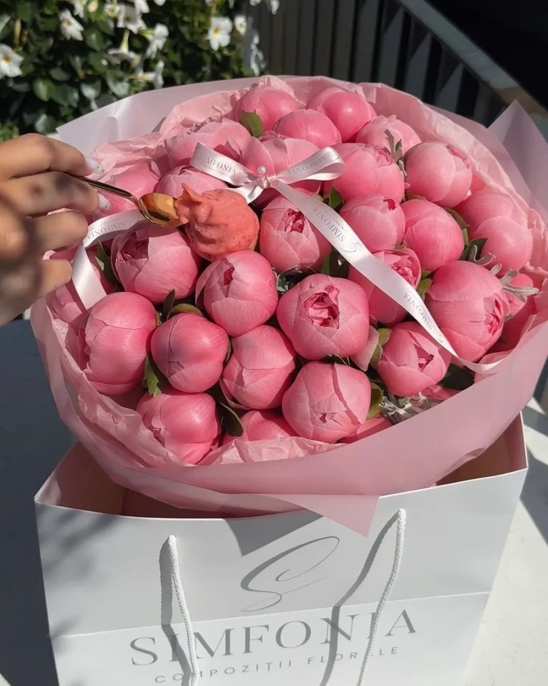 Bujori roz în cutie
